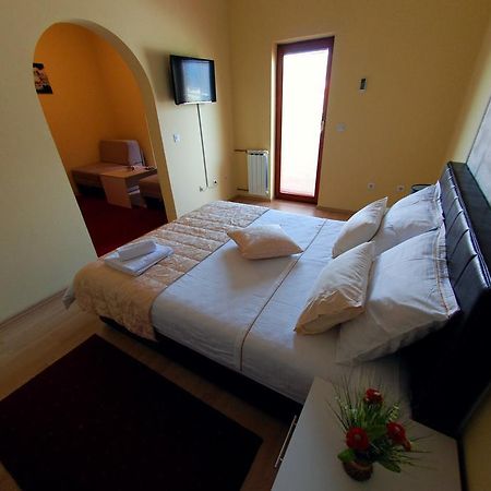 Hotel Arizona Sarajevo Lukavica Esterno foto