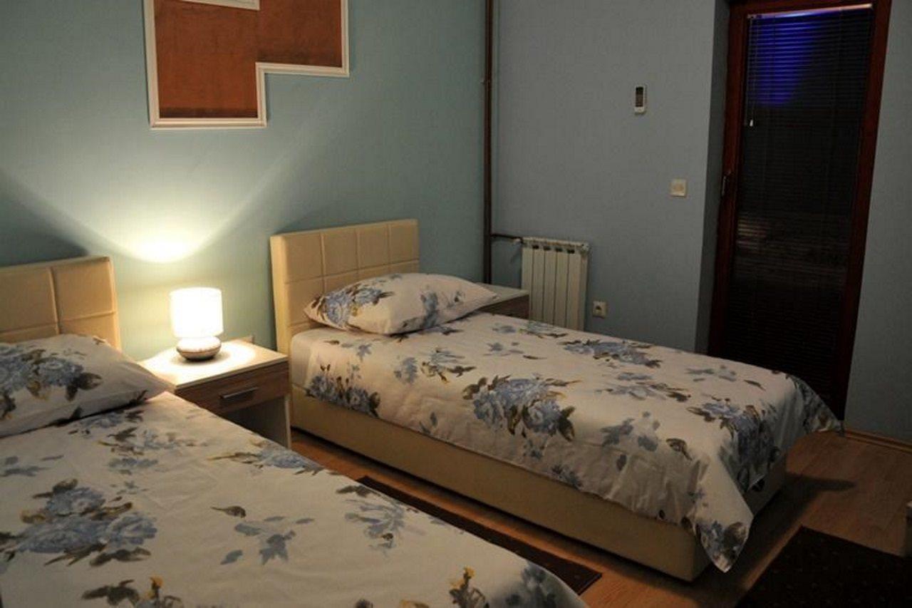 Hotel Arizona Sarajevo Lukavica Esterno foto