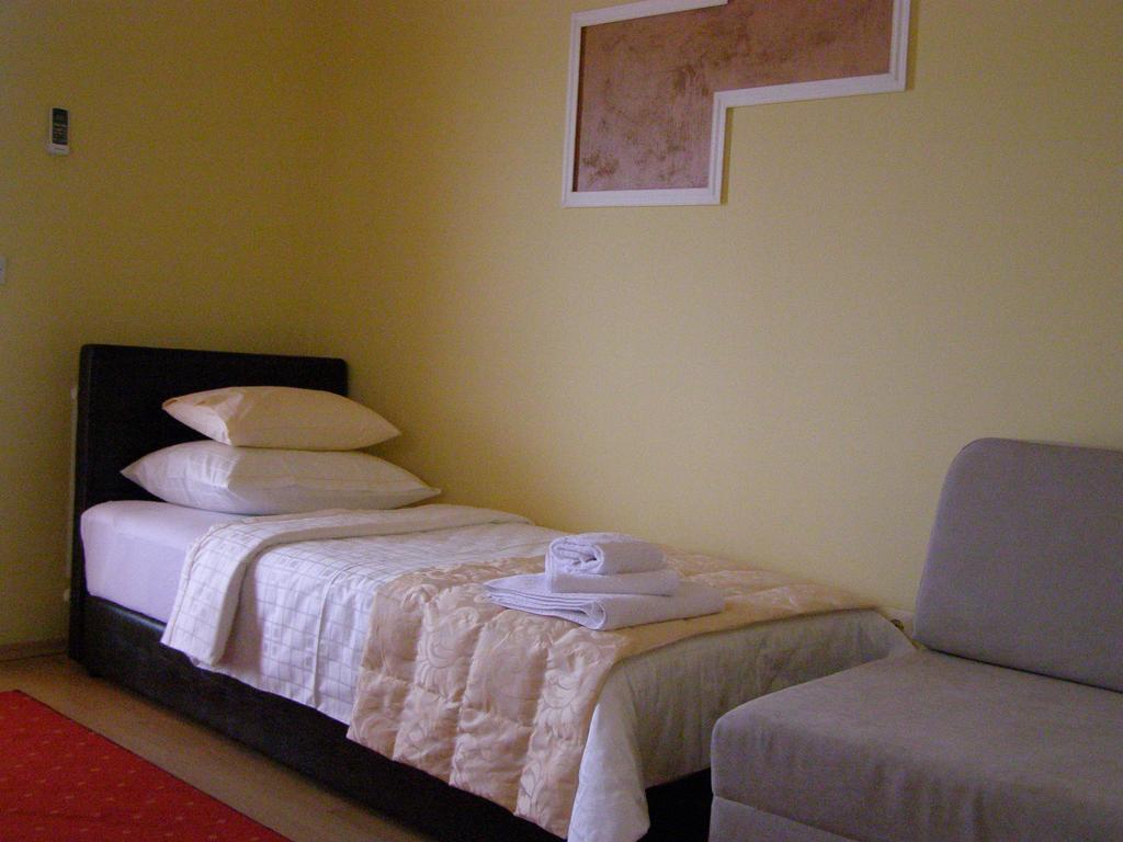Hotel Arizona Sarajevo Lukavica Esterno foto