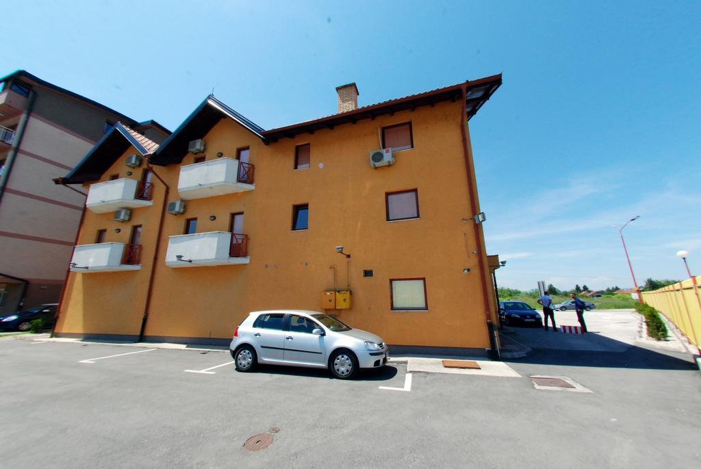 Hotel Arizona Sarajevo Lukavica Esterno foto