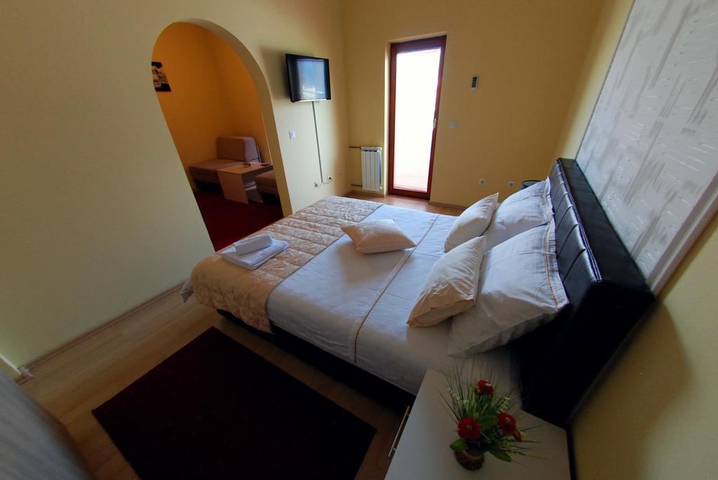 Hotel Arizona Sarajevo Lukavica Esterno foto