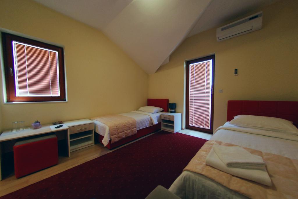 Hotel Arizona Sarajevo Lukavica Esterno foto